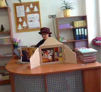 Pani z biblioteki przedstawia bajkę Noc w bibliotece