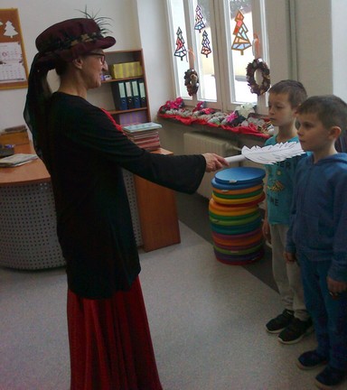 Uczniowie klasy 1b podczas pasowania na czytelnika