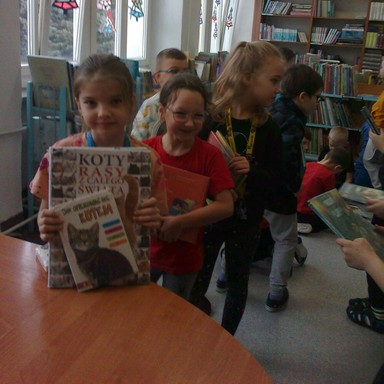 Dzieci z klasy 1b wypożyczają książki