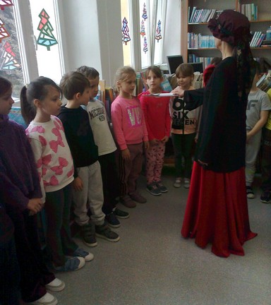 Uczniowie klasy 1c podczas pasowania na czytelnika 1