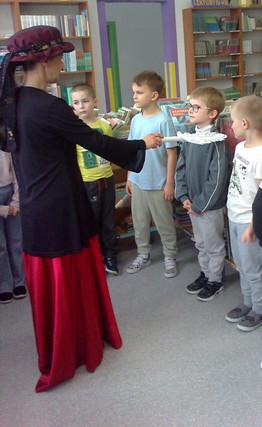 Uczniowie klasy 1c podczas pasowania na czytelnika 2