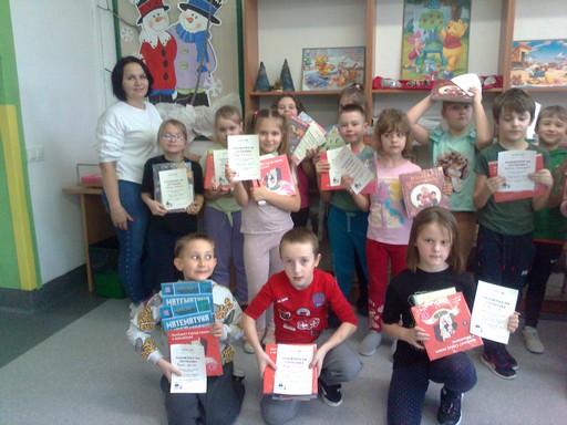 Uczniowie klasy 1a z wypożyczonymi książkami i dyplomami czytelnika 2
