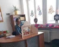 Pani z biblioteki prezentuje teatrzyk