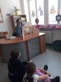 Pani z biblioteki prezentuje teatrzyk Gburkolodki