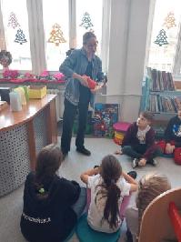 Uczniowie klasy i pani z biblioteki podczas zajęć