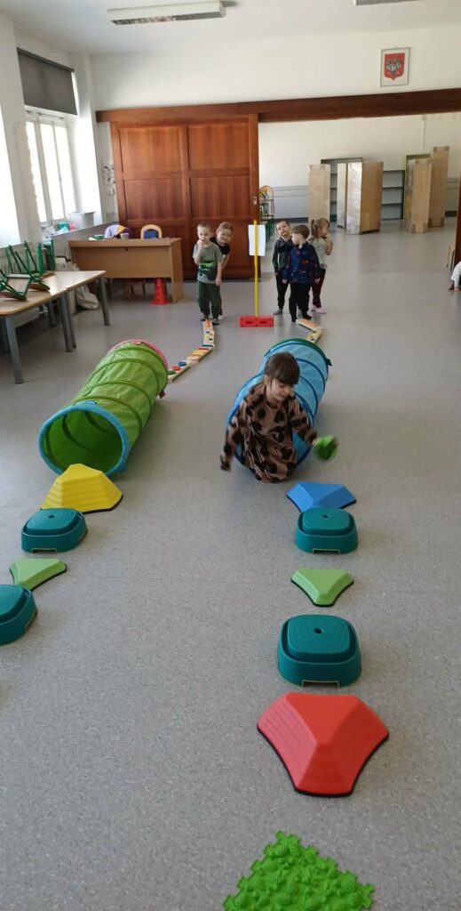 zabawy z tunelem sensorycznym