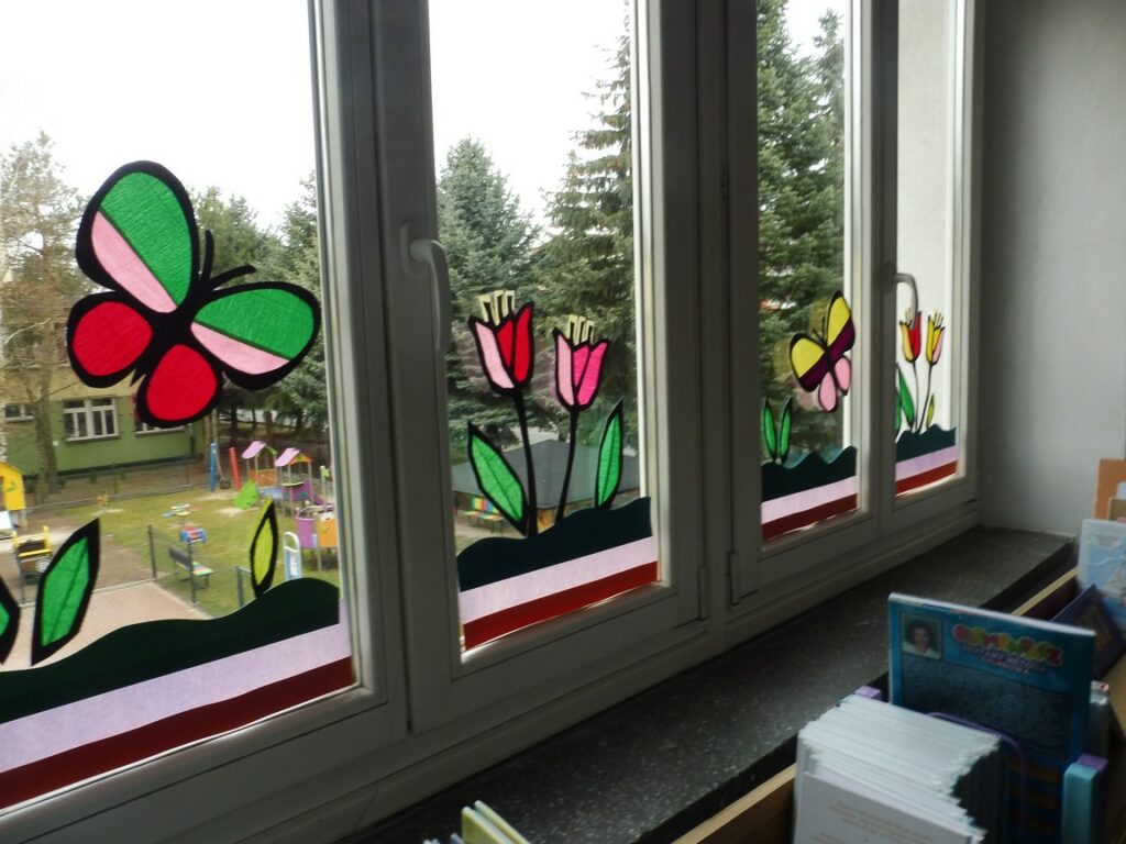 Wiosenna dekoracja biblioteki 1