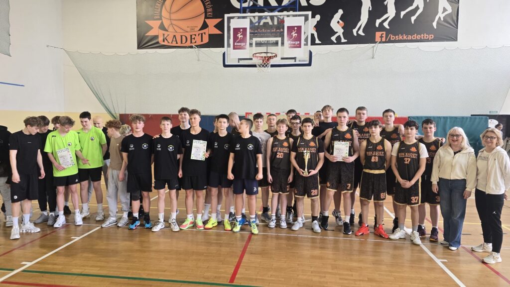 Reprezentacja chłopców na wręczeniu dyplomów.