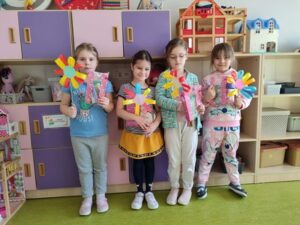 dziewczynki stoją z kwiatkami