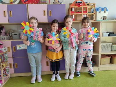 dziewczynki stoją z kwiatkami