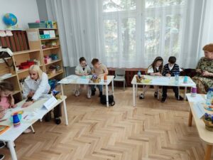 dzieci wykonują zadania związane z zawodami