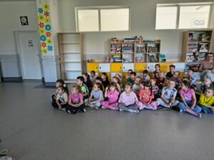 dzieci siedzą na dywanie