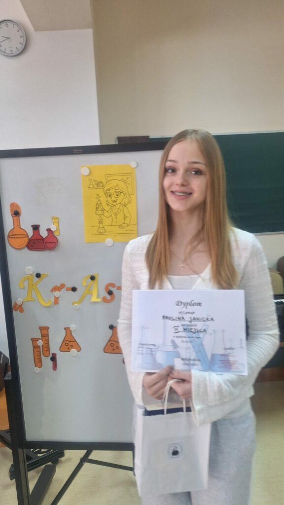 Uczennica otrzymuje dyplom 1.