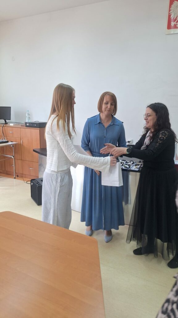 Uczennica odbiera dyplom 2.