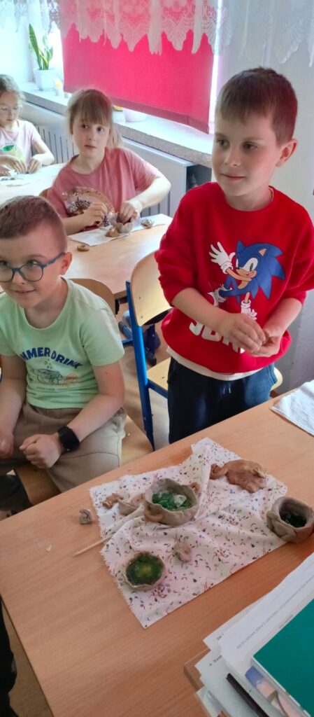 Uczniowie podczas pracy warsztatowej