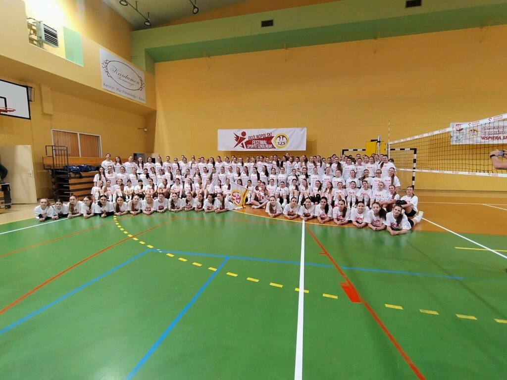 Zdjęcie grupowe wszystkich szkół biorących udział w Finale Ogólnopolskim