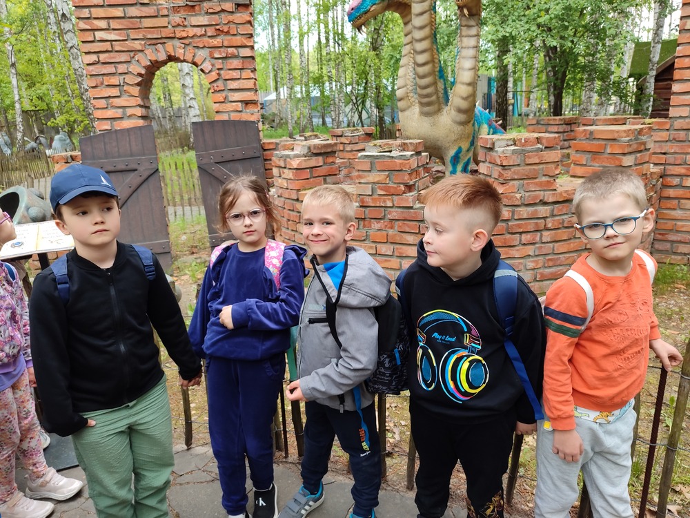 Liski w parku dinozaurów