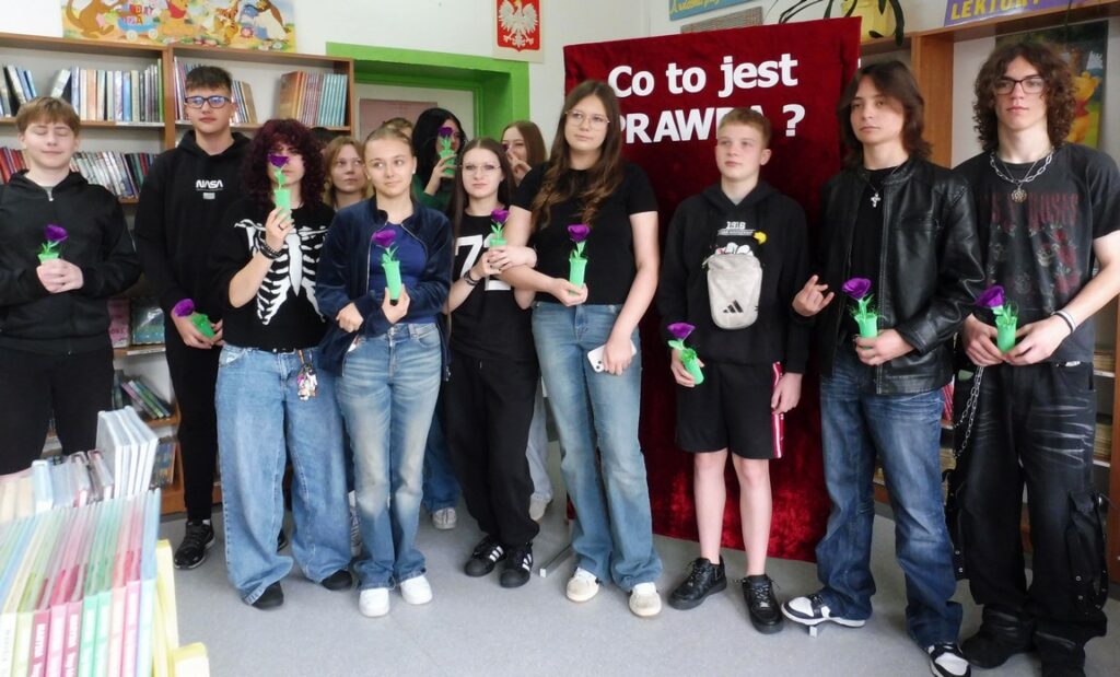 Uczniowie klasy 8b z pamiątkowymi różami