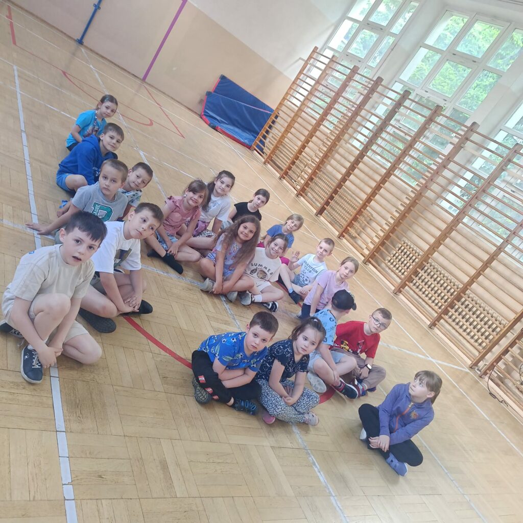 Uczniowie słuchają instruktora pierwszej pomocy