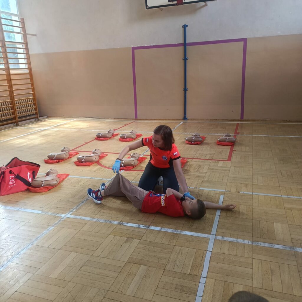 Instruktor demonstruje pozycję bezpieczną