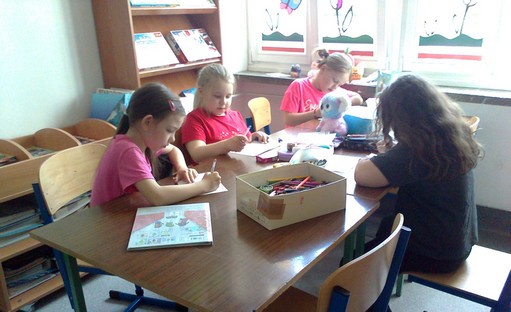 Dziewczynki podczas zajęć plastycznych w bibliotece 2