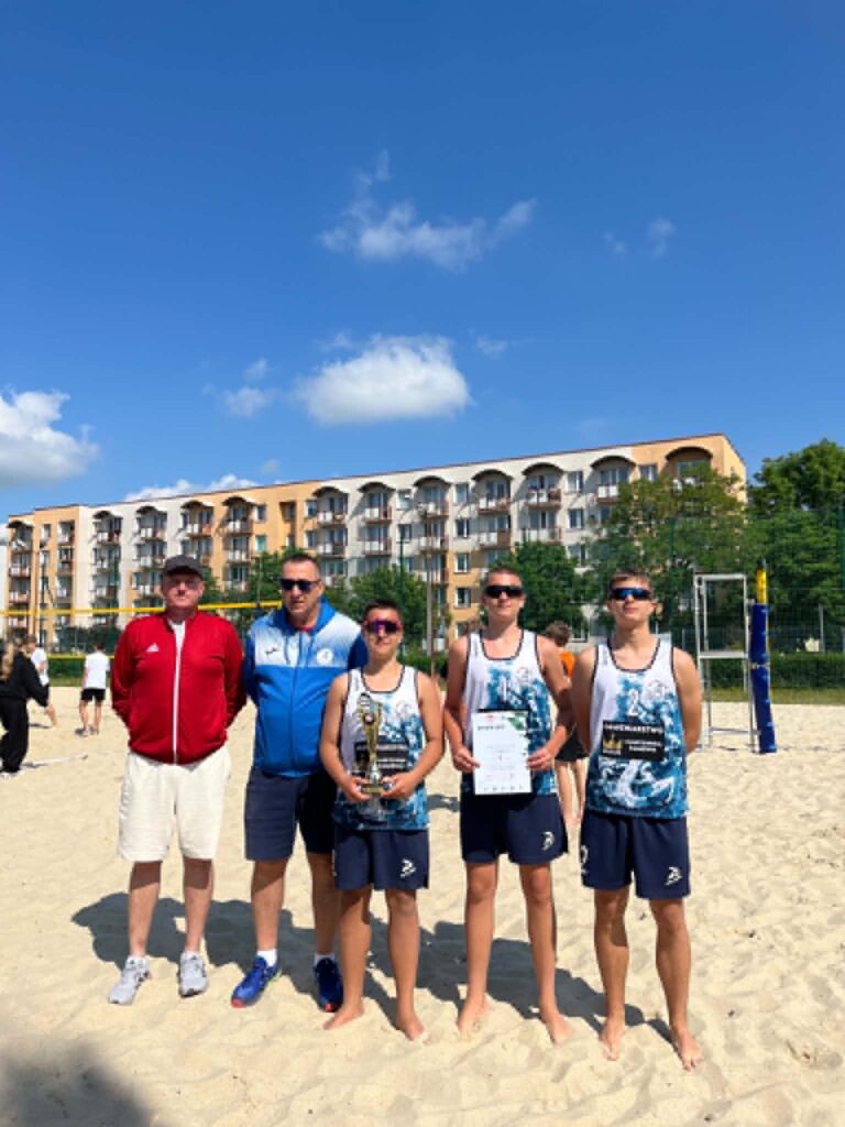 Mistrzowie miasta Biała Podlaska w siatkówce plażowej z trenerami