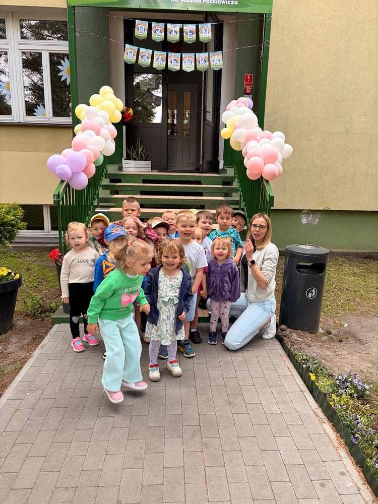dzieci stoją przed schodami