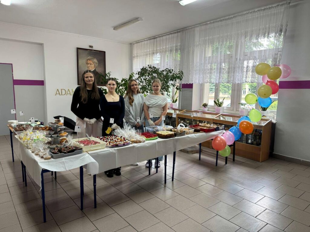 uczennice sprzedające wypieki