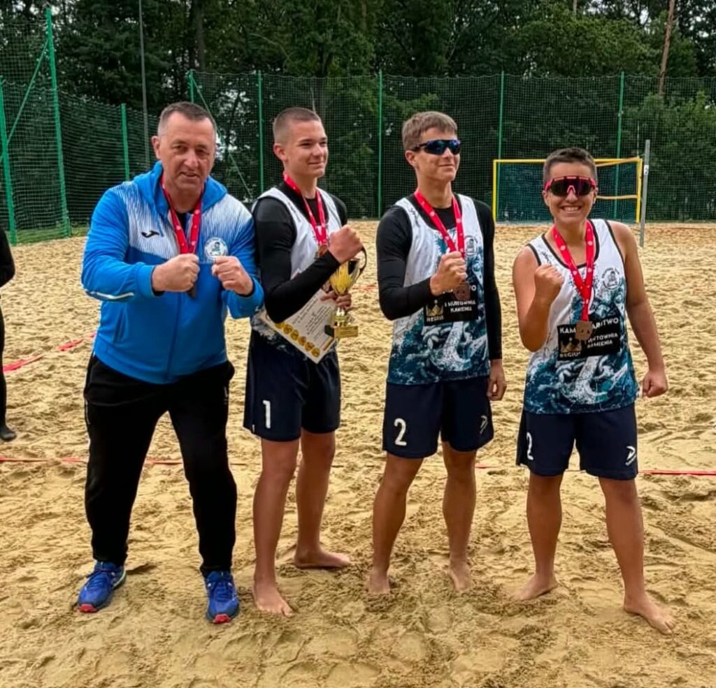 Zadowoleni chłopcy oraz trener po zdobyciu medalu