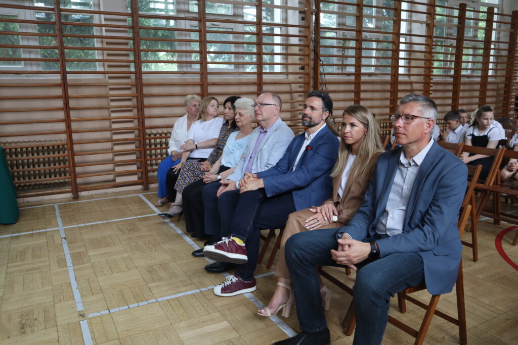 dyrekcja, pan prezydent, naczelnik wydziału edukacji oraz nauczyciele i uczniowie oglądający występy