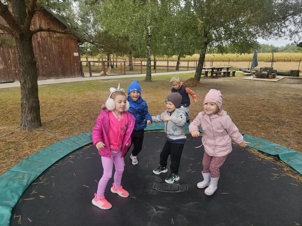 zabawy na trampolinie