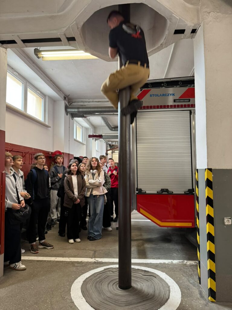Strażak zjeżdżaja po rurze
