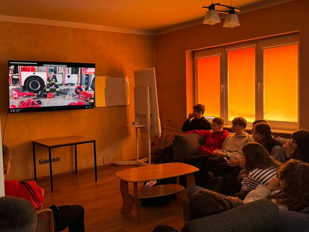 Uczniowie oglądają prezentację